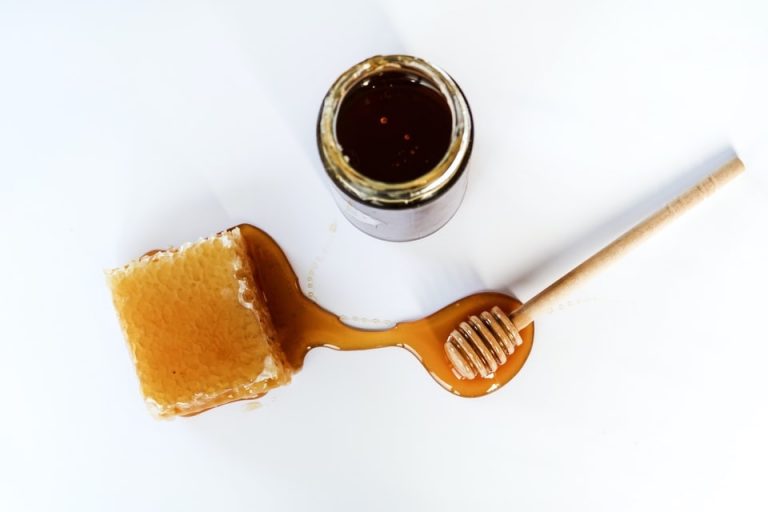 ¿Es la miel CBD cruda mejor para ti que la miel habitual?
